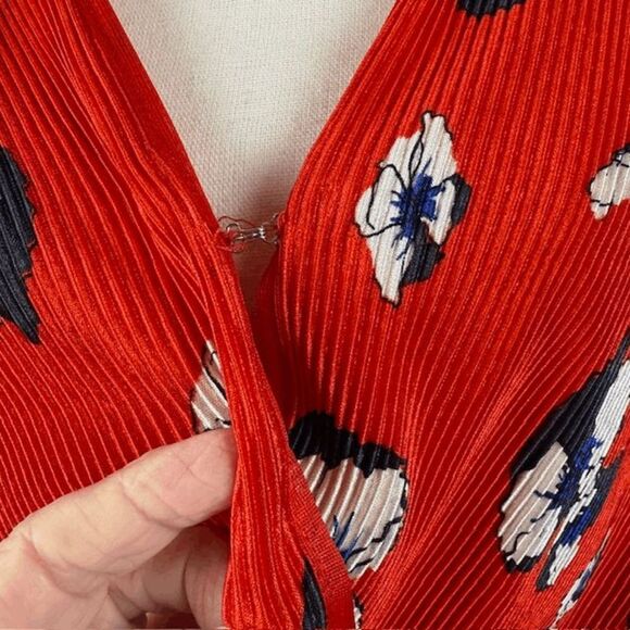 ASTR the Label Plisse Long Sleeve Pleated Surplice Wrap Top Red Floral Small - Picture 3 of 12